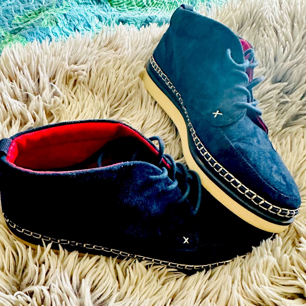 Men's Blue Chukka Boots with Contrast Stitching